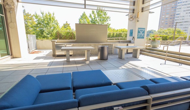 Close to everything ATL! 1 BDRM King with WiFi, fitness room, dynamic views