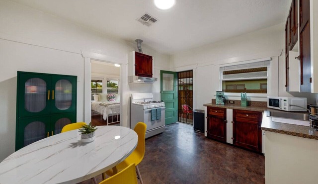 Close to U of A/1 BR 1 BA/Stylish & Cozy/Porch