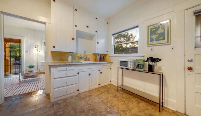 Close to UofA/1 BR 1 BA/Unique/Patio & Porch