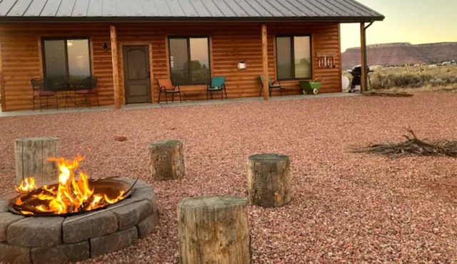 Come enjoy Play and Peace at Modern Cabin with Rustic Charm!