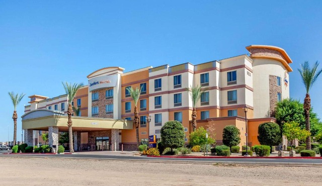 Comfort Suites Glendale - State Farm Stadium Area