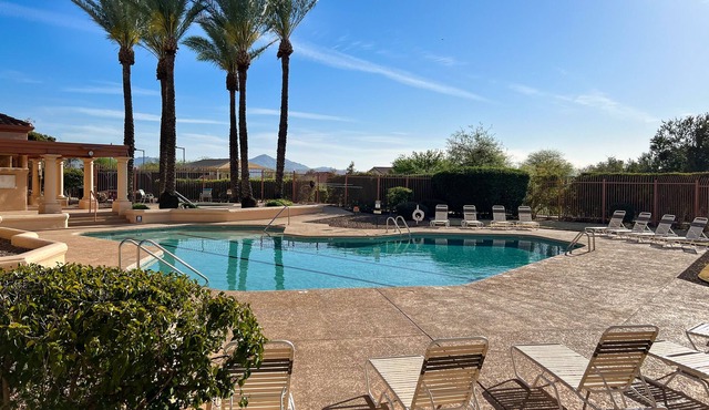 Comfy, dog-friendly home with pools - snowbirds welcome