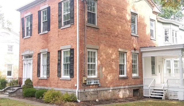 Comfy studio apartment on 2nd floor, pet friendly