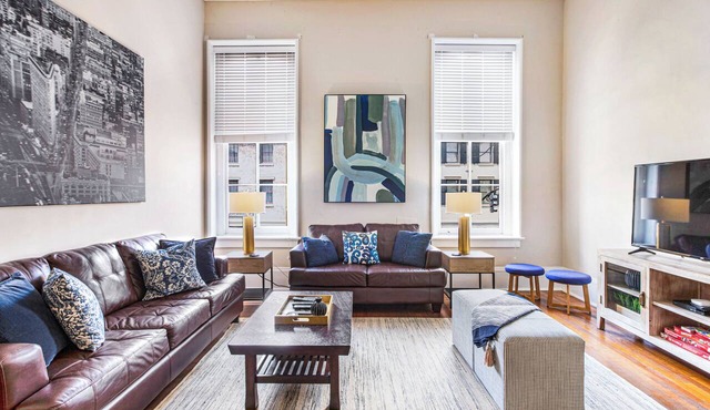 Contemporary Living on Broughton with King Beds & Parking by Lucky Savannah