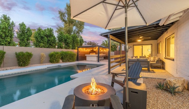 Cool off in the pool! Minutes to golf and Kierland. Sleeps 12