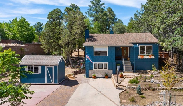 Cottage on Park Ave! 1 mile to Whiskey Row. Entire house + Casita. Dog friendly