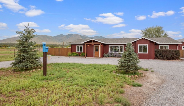Country Home with Mountain Views, 4 Bedrooms, A/C, Allows Pets!