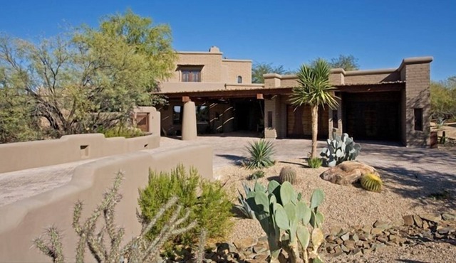 Cover Home of Phoenix and Garden in the Exclusive Boulders