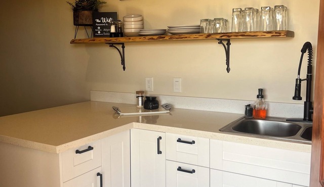 Cozy 1-bedroom apartment in charming Scottsdale with WiFi, AC