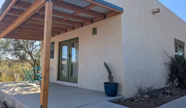 Cozy 1-bedroom bungalow in peaceful Tucson with stunning views