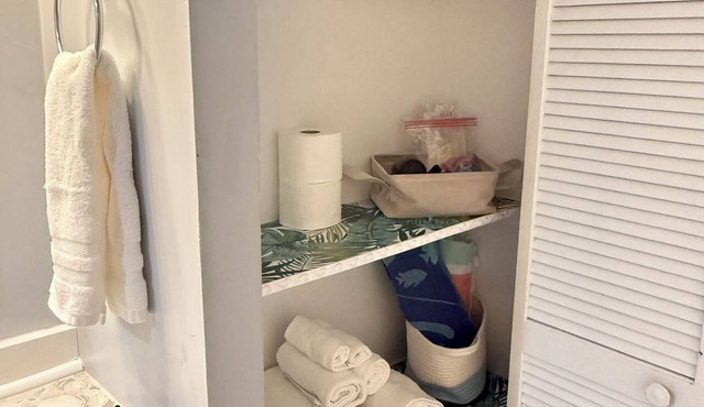 Cozy 1-bedroom bungalow in delightful Fort Lauderdale with AC and Pool