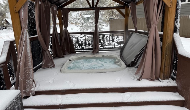 Cozy 3-Bedroom + Loft Mountain Retreat with Covered Hot Tub Near Flagstaff