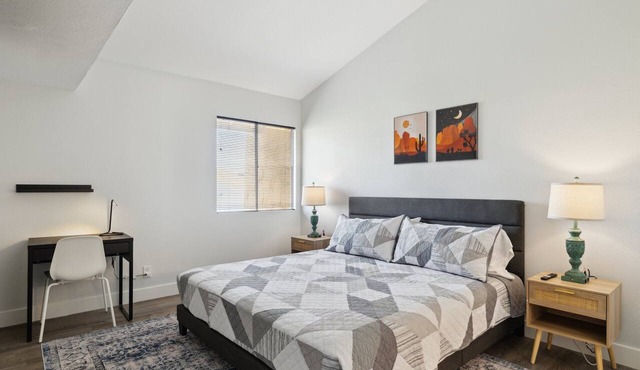 Cozy Condo w Pool, Hot Tub, Gym, & WiFi, 5min to Old Town