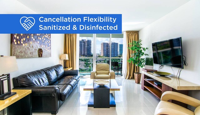 Cozy condo w/city views just 500ft from the beach | WIFI + Parking