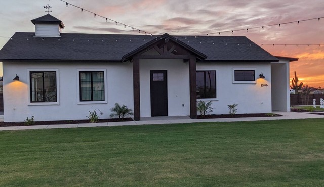 Cozy Cottage on 1.5 acres with Private Pond near hiking and biking trails