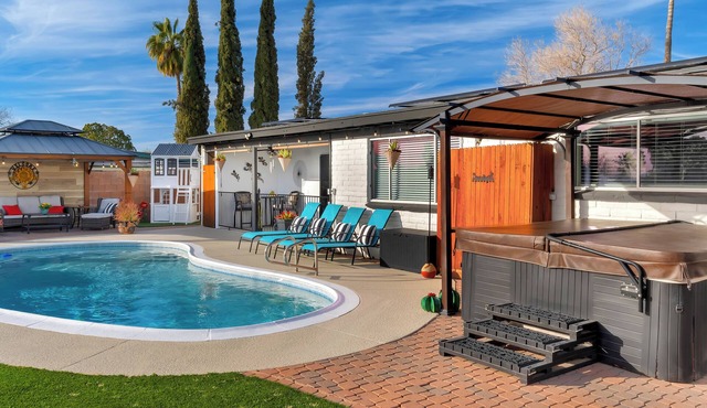 Cozy Desert Oasis with Pool, and Private Fenced Yard-Furry Friends Welcome!