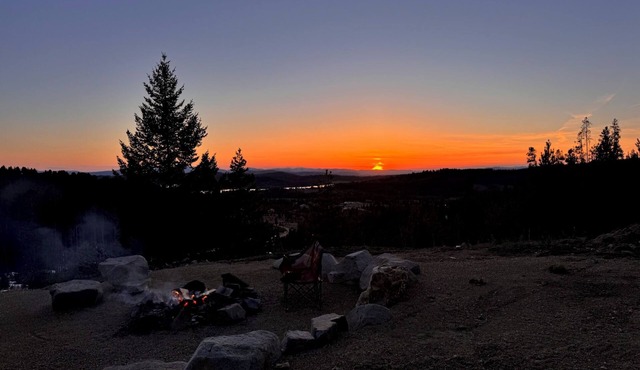 Cozy home with amazing views, close to Discovery Ski Area. Pet Friendly