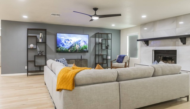 Cozy house w/putting green, mtn. views, BBQ