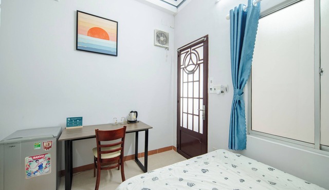 Cozy lodge in charming Nha Trang with AC and private bathroom.