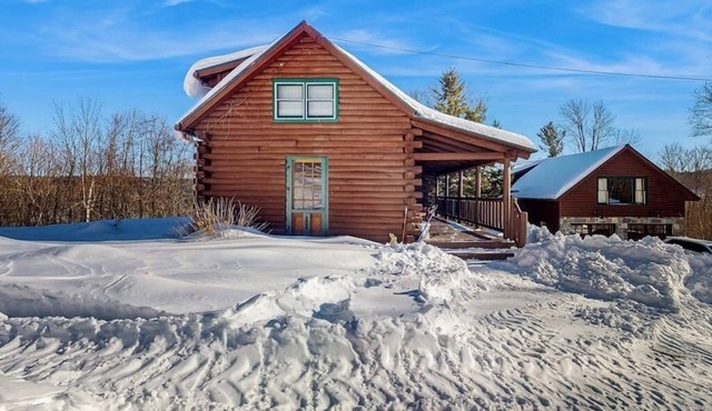 Cozy log cabin & loft, close to recreation, dog-friendly, bbq, balcony, a/c, w/d
