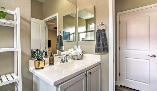 Cozy Peoria Apartment - Golf, Hike & Bike!