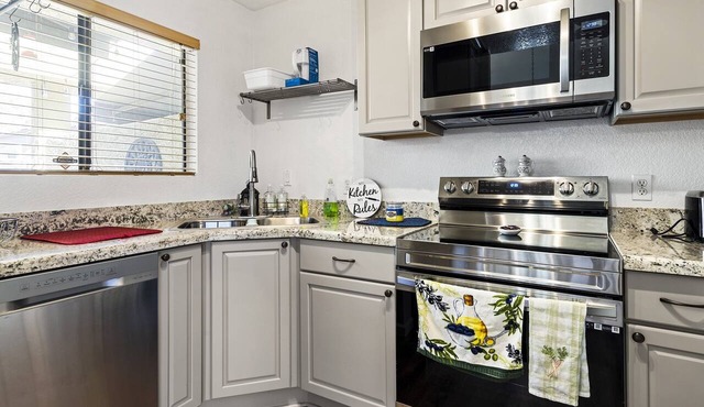 Cozy Phoenix Condo Near Biltmore | Pool & BBQ near Golf, Dining and Shops