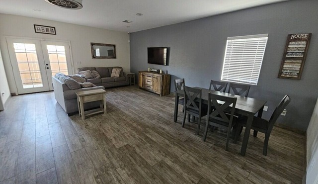 Cozy spacious modern guest house in charming Queen Creek with AC & WiFi