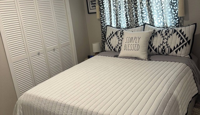 Cozy studio Tiny Nests in Tampa with WiFi, AC Family friendly-.Pet-Friendly