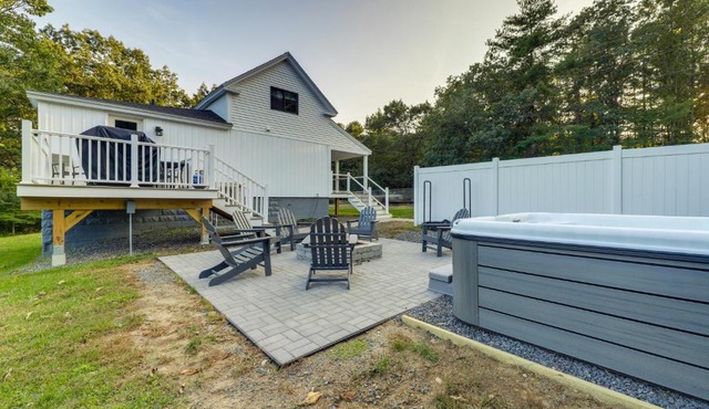 Cozy Wells Getaway with Hot Tub - 4 Mi to Beach!
