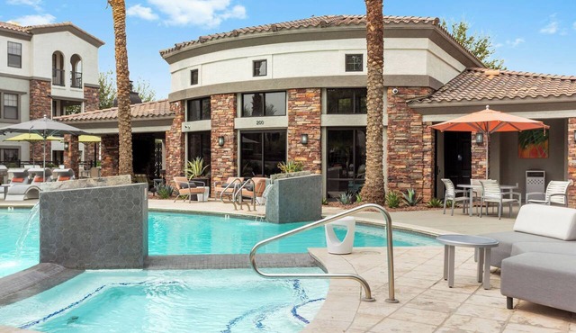 CozySuites Glendale by the stadium with pool 04