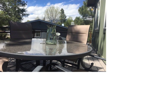 Cute, cozy & clean 2 bedroom within walking distance national forest & down town