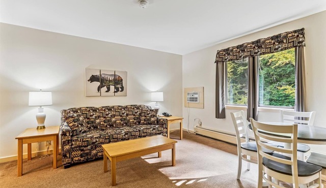 Deluxe one bedroom suite located on 2nd floor with outdoor heated pool 21820