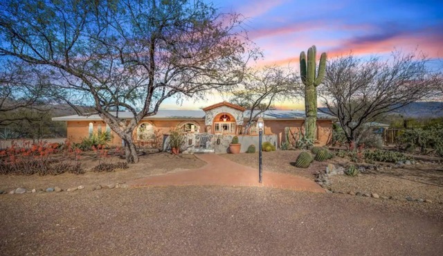 Desert Escape with Pool, Hot Tub & Mountain Views
