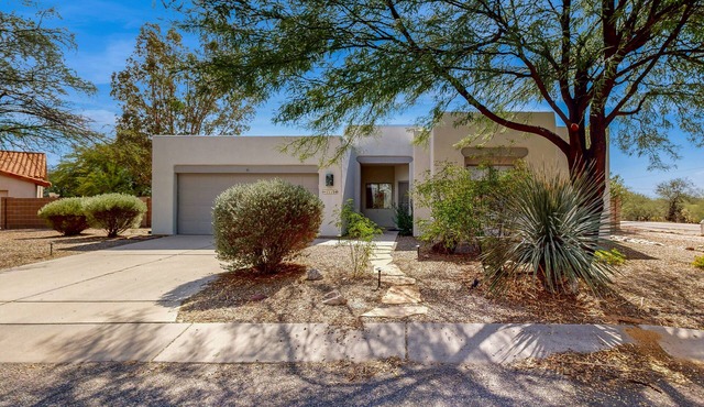 Desert home with enclosed yard, patio and lawn area - dog friendly