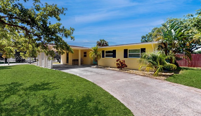 Dog-friendly updated home with enclosed yard, smart TVs, firepit, grill, & games