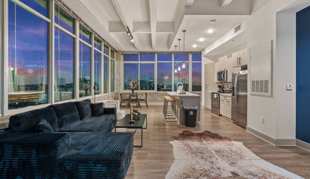Downtown ATL High-Rise | Kings, Views & Pool