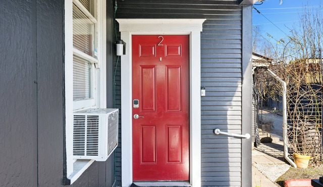 Downtown Walkable 1-bedroom Couples Retreat With Large Soaking Tub