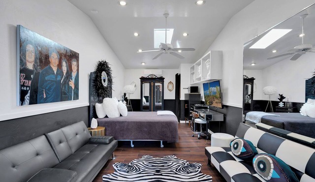 Dreamy Monochromatic Studio! Close to UofA! Walk to campus/4th ave/downtown!