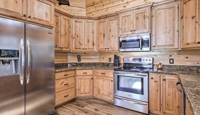 Duck Creek Village Cabin w/ Fire Pit & Grill!