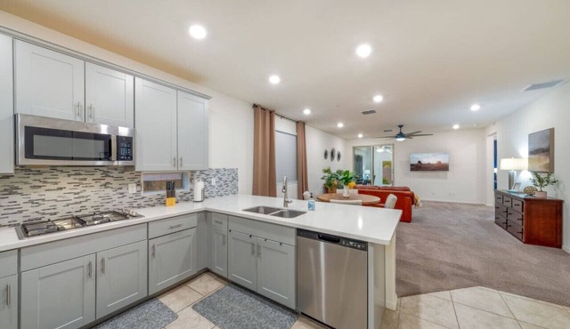 Duplex-Style House/Office/3 BR 3 BA/Split