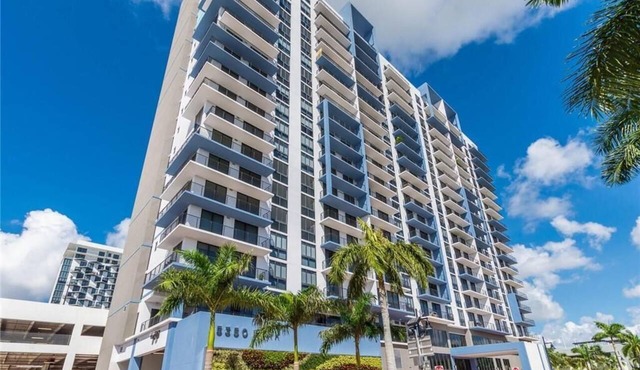 Elegant Doral Getaway: 2BR Luxury