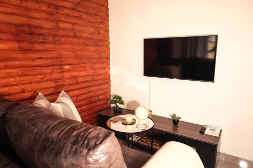 Elite Garden Cabin, Cozy Hideaway in Welkom with Fast WiFi, Free Parking