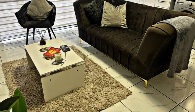Elite Luxury Garden Escape, Executive Cottage in Welkom with Wi-Fi & Parking