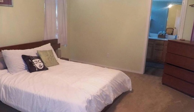 Enjoyable 4-bedroom house with AC in welcoming Surprise