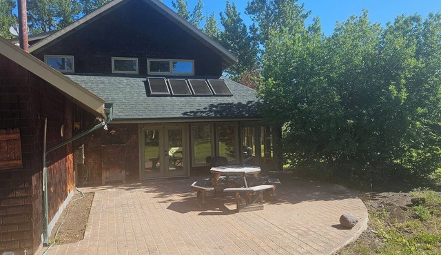 Enjoyable 5-bedroom house in charming Deer Lodge perfect for families