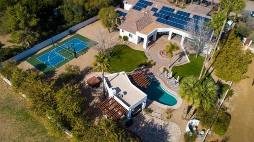 Entertainers Paradise ArcadeGolf SimuPickleballTheaterGymSwim-up Bar