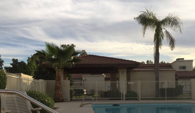Entire Home, Sleeps 4, Bungalow style in central Phoenix