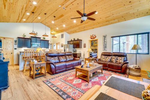 Escape to Alpine! Outstanding Cabin w/Deck & Yard