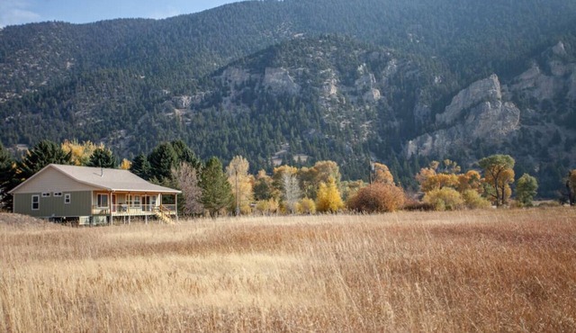 Evergreen Lane Getaway · River Views and Front Porch Sitting in Paradise