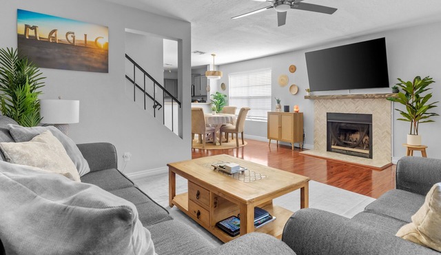 Excellent Chandler Townhouse! Close to Downtown Chandler with Community Pool!